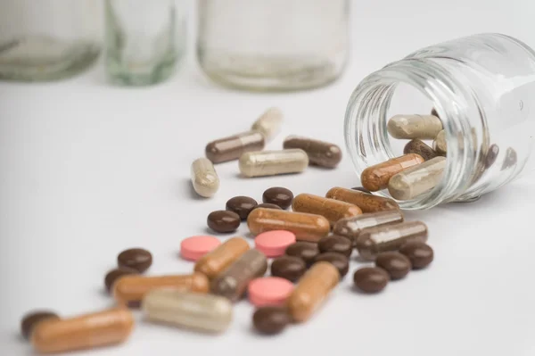 Pillole e capsule sparse su fondo bianco — Foto Stock