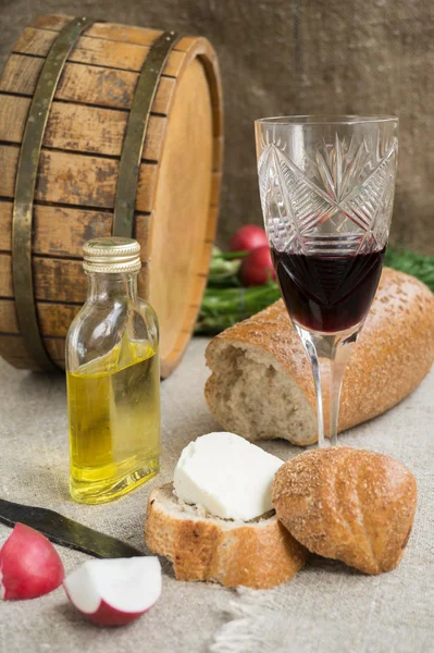Oktáv, borospohár, kenyeret és sajtot is a zsákolás — Stock Fotó