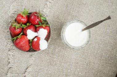 Olgun çilekler tabakta