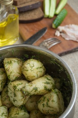 Otlar ile yeni haşlanmış patates