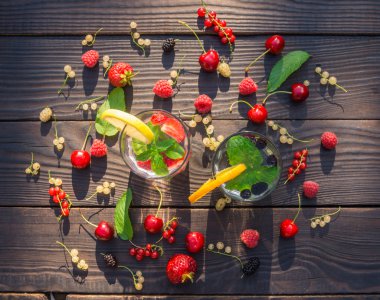 İçki ile iki bardak nane ve çilek