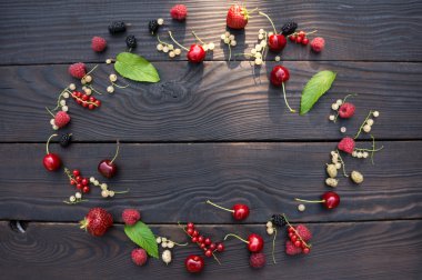 Meyveleri koyu panoları yüzeyi