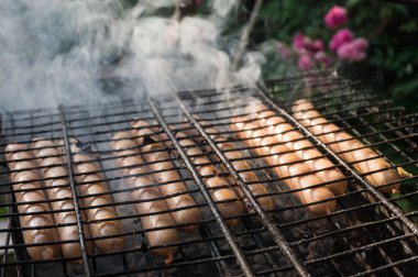 Izgarada sosis pişiriyorum.