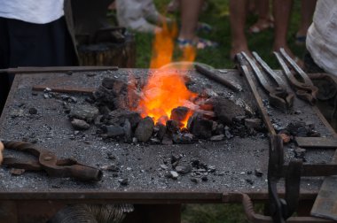 Sıcak forge ve demirci araçları