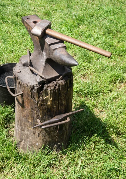 Martillo y yunque — Foto de Stock