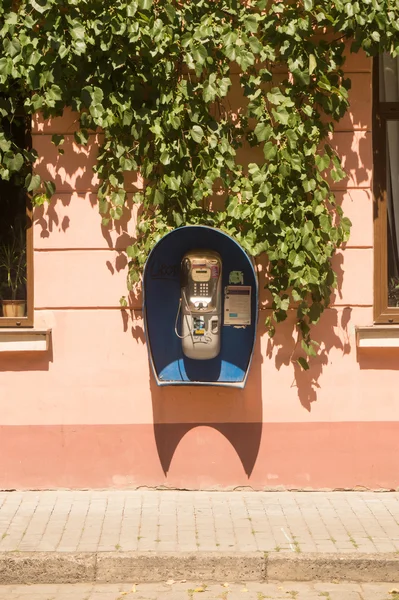 Payphone on the wall of an old house in Chernivtsi, Ukraine. — Stock Photo, Image