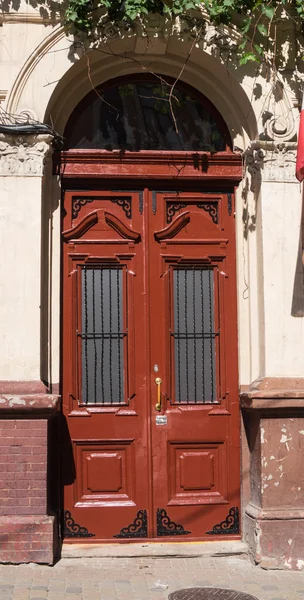 Oude mooie deur in een stenen gebouw — Stockfoto