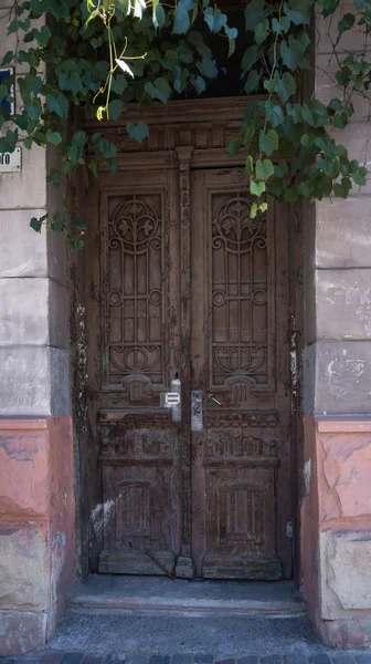 Antigua puerta hermosa en un edificio de piedra — Foto de Stock