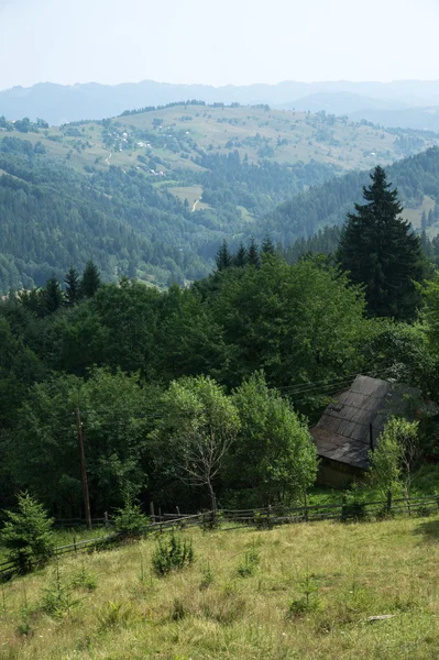 Сельские дома, разбросанные в горах — стоковое фото