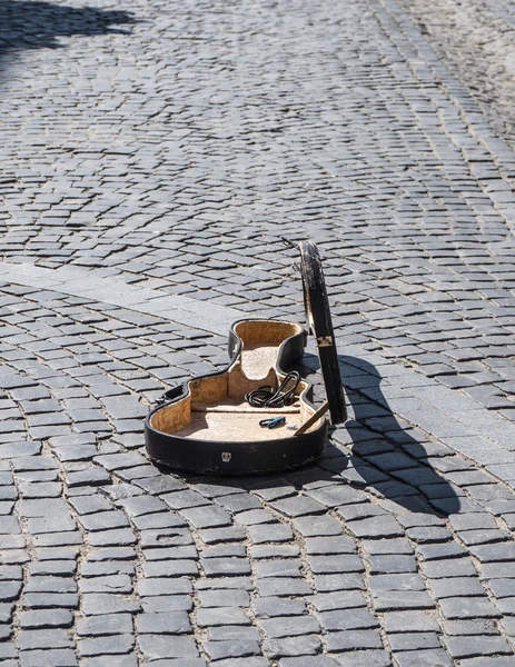 Çello cobblestones üzerinde açık olgusu