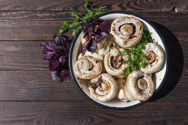Подготовка маринованных грибов с овощами — стоковое фото