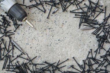 Bir sürü siyah metal vida yüzeyindeki