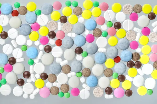 Çok renkli hapların ve vitaminlerin tıbbi geçmişi — Stok fotoğraf