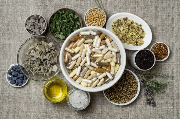 Kapseln Mit Nahrungsergänzungsmitteln Zutaten Für Nahrungsergänzungsmittel Mineralien Und Kräuter Tellern — Stockfoto