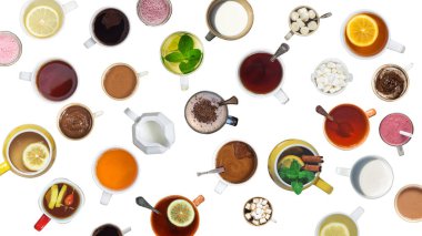 Bir sürü farklı fincanda beyaz şarap ve tatlılar var.