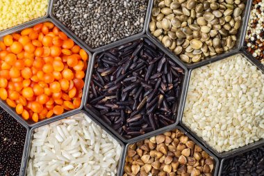 Altıgen şekilli bal peteği kavanozlarındaki çeşitli tahıl ve tahılların besin arkaplanı