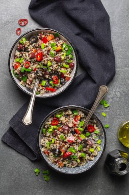 İki kase kinoa, paprika, fasulye ve zeytin. Vejetaryen süper yemeği.