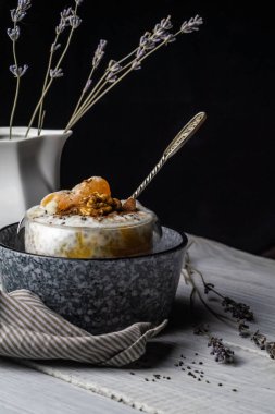 Mandalinalı Chia pudingi ve yoğurtta fındık. Bir gecelik sağlıklı kahvaltı.