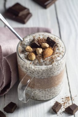 Kakaolu Chia pudingi, çikolatalı ve fındıklı badem sütlü. Sağlıklı yiyecekler. Süper yemek.
