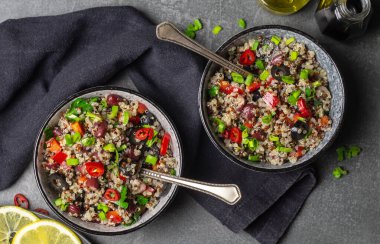 Glütensiz sağlıklı kinoa, kırmızı biber, fasulye ve zeytin