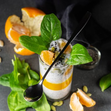 Süper yemek kahvaltısı, mandalina, ıspanak ve badem sütlü muzlu puding.