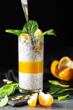 Süper yemek kahvaltısı, mandalina, ıspanak ve badem sütlü muzlu puding.