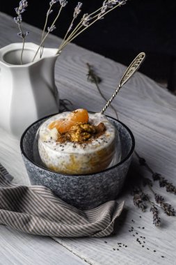 Mandalinalı ve yoğurtlu chia pudingi. Sağlıklı kahvaltı.