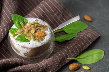 Kakaolu Chia pudingi, badem sütlü ıspanak ve fındık. Bir gecelik sağlıklı kahvaltı.