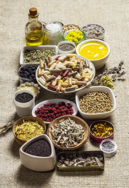 Bitkisel ve mineral organik bileşenler ve kapsüllerde beslenme malzemeleri. Vitaminler ve biyokatkı maddeleri