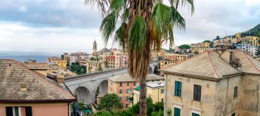 Bogliasco 'nun panoramik manzarası, Cenova, Liguria, İtalya yakınlarındaki antik sahil köyü. Eski binalar ve köprü