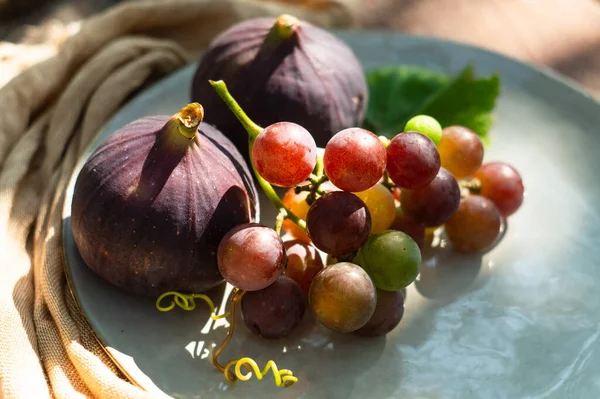 Higos Uvas Plato Sobre Una Mesa Madera Fotos de stock