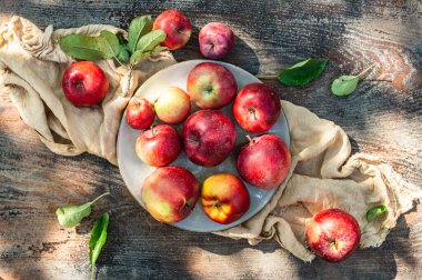 Tahta masada taze kırmızı elmalar
