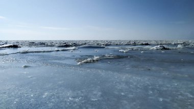 Kışın deniz kıyısında buz uğultuları