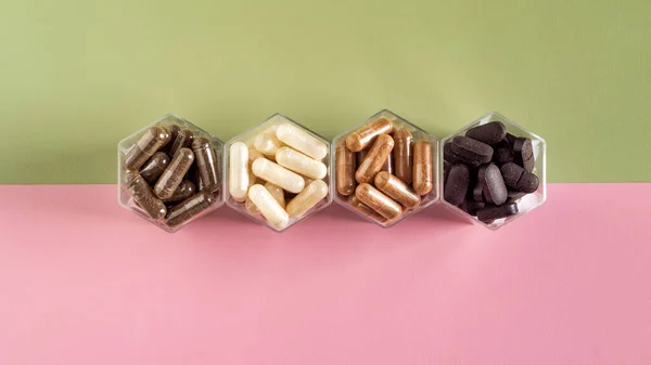Різні капсули з дієтичними добавками або ліками в медових банках Ліцензійні Стокові Фото