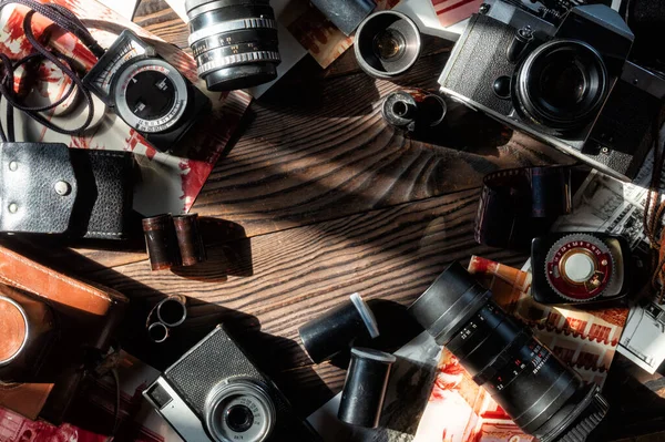 木制底座上陈旧的照相相机 镜片和曝光计 — 图库照片