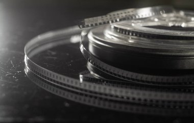 Siyah beyaz film stokları olan eski makaralar. Retro biçimi