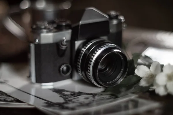 老式相机和复古风格的黑白照片 — 图库照片