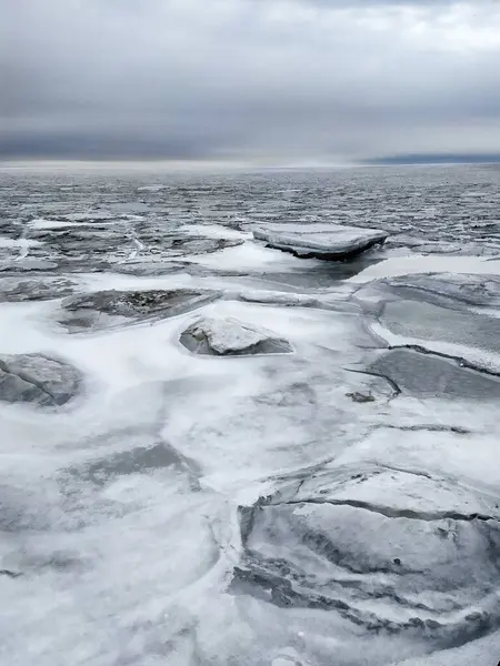 겨울에는 해변에 얼음덩어리를 놓는다 — 스톡 사진