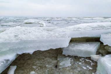 Kışın deniz kıyısında buz kütleleri