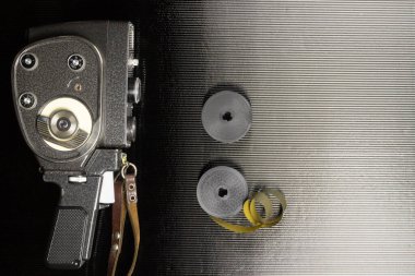 Eski amatör film kamerası ve film makaraları