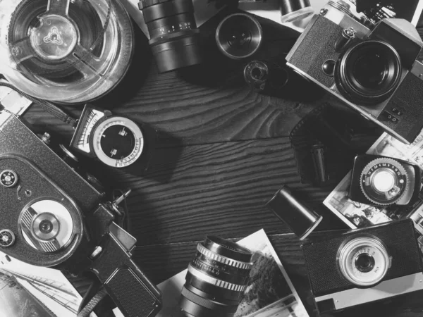 Antiguas cámaras de cine anticuadas, cámaras fotográficas, lentes y medidores de exposición — Foto de Stock