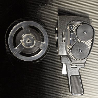 Eski amatör film kamerası ve film makarası.
