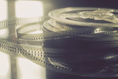 Siyah beyaz film stokları olan eski makaralar.