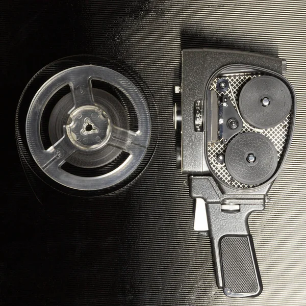 Eski amatör film kamerası ve film makarası.