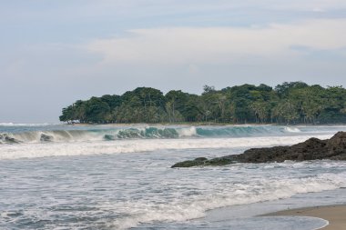 Kosta Rika Karayip kıyılarında Cocles Plajı'nda kırılma Dalgaları görünümü