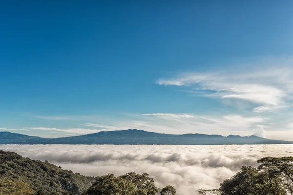 Montagne sopra le nuvole — Foto Stock