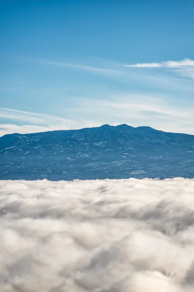 Montagne sopra le nuvole — Foto Stock
