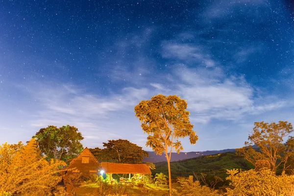Horská chata v noci — Stock fotografie