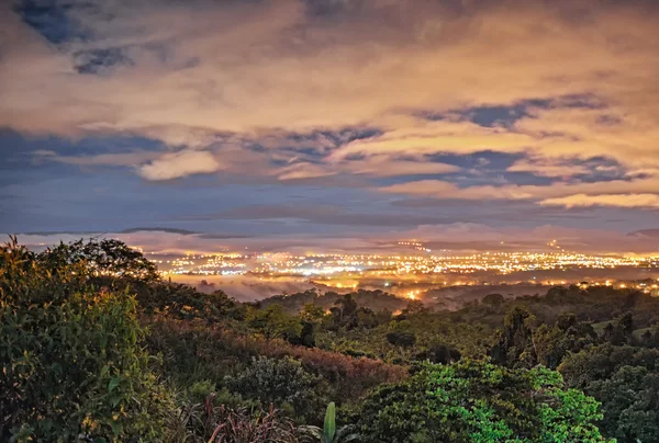 Luci della città dalle montagne — Foto Stock