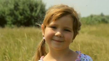 su ve sabun köpüğü ile oynayan kız